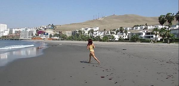  LA DIOSA MILF CACHONDA  CORRE EN LA PLAYA EN HILO DENTAL